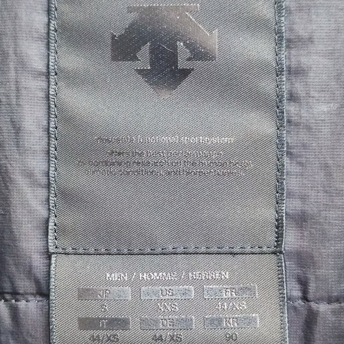 DESCENTE(デサント) ノーカラーダウンジャケット HCS DOWN DIA3575U