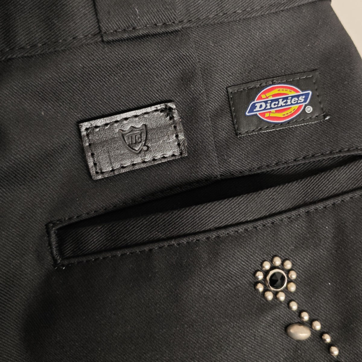 874 Wチェーンスタッズパンツ