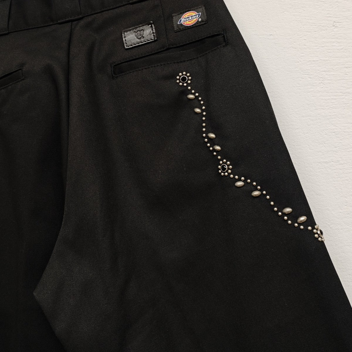 874 Wチェーンスタッズパンツ