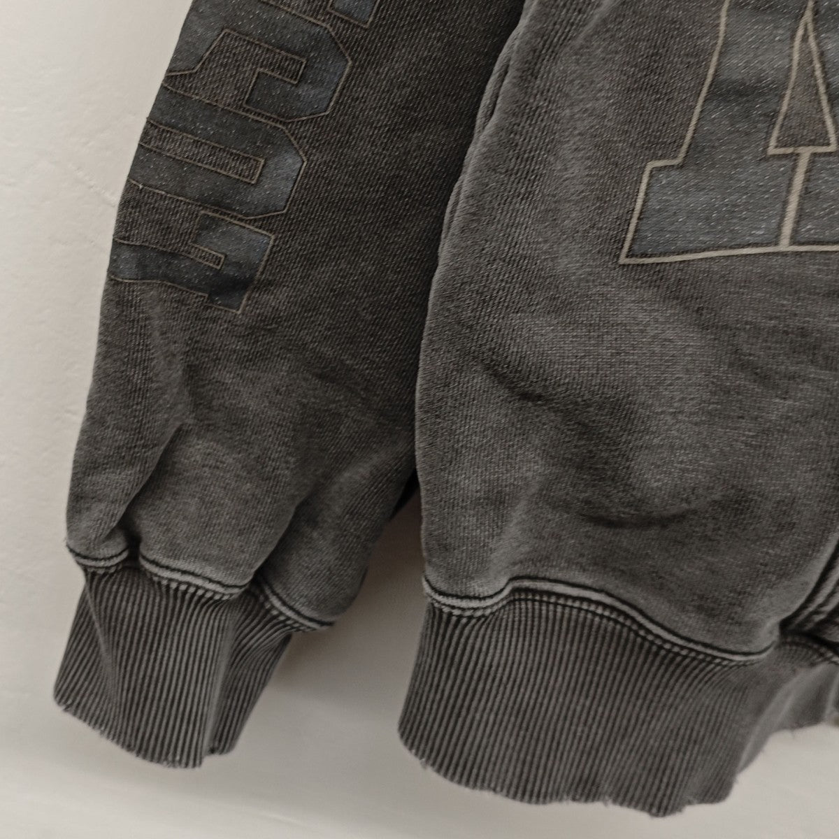 エイジング加工ロゴジップパーカー