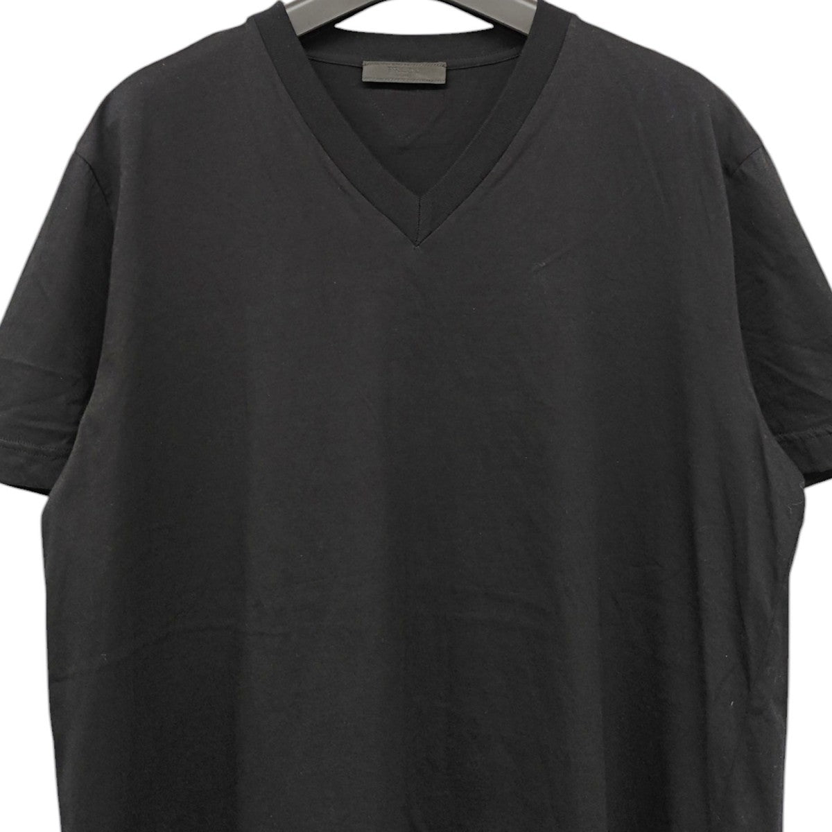 トライアングルタグ VネックTシャツ