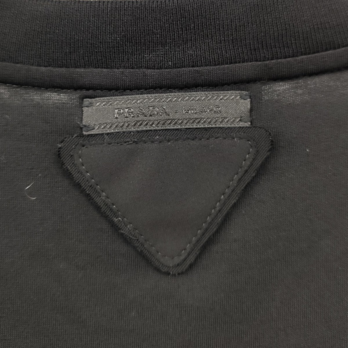 トライアングルタグ VネックTシャツ