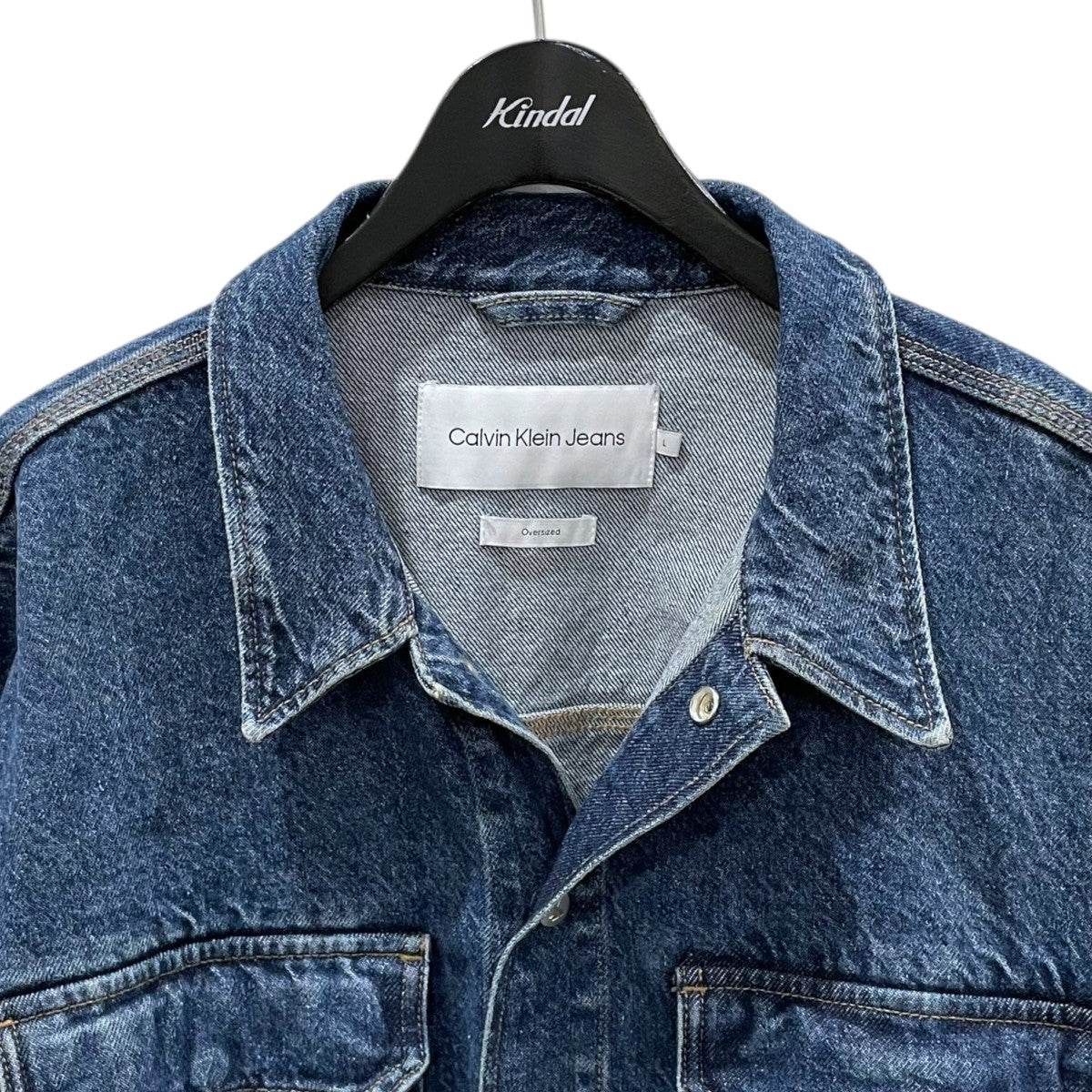 ユニセックス カルバンクライン CKJeans ボクシーデニムジャケット Calvin Klein（カルバン・クライン）の「Calvin Klein（カルバン