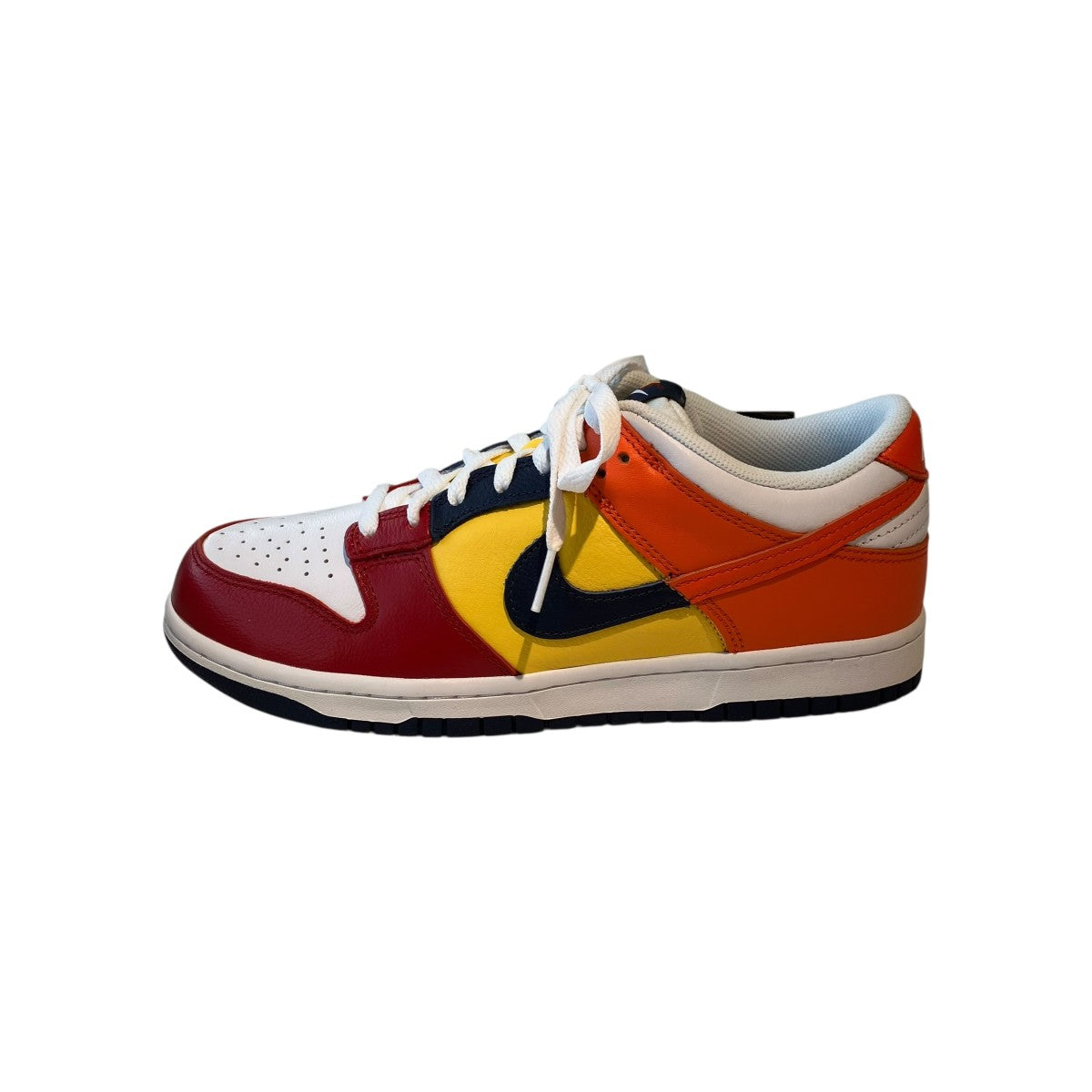 Dunk Low CO．JP What The／Midnight Navy and Varsity RedローカットスニーカーIB2051-400