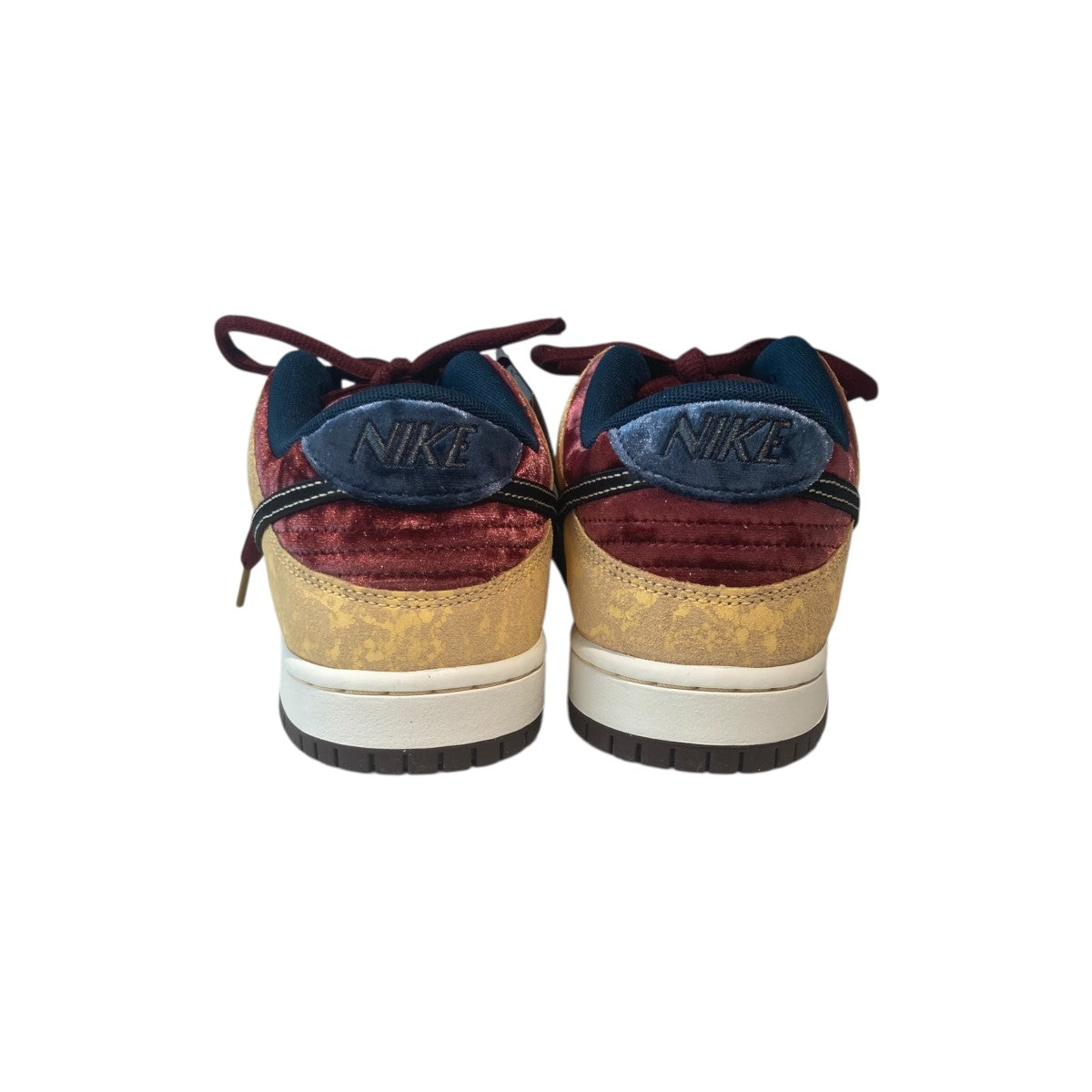 SB Dunk Low Pro City of Cinema／Celestial Gold and Dark Team RedローカットスニーカーFZ1278-200