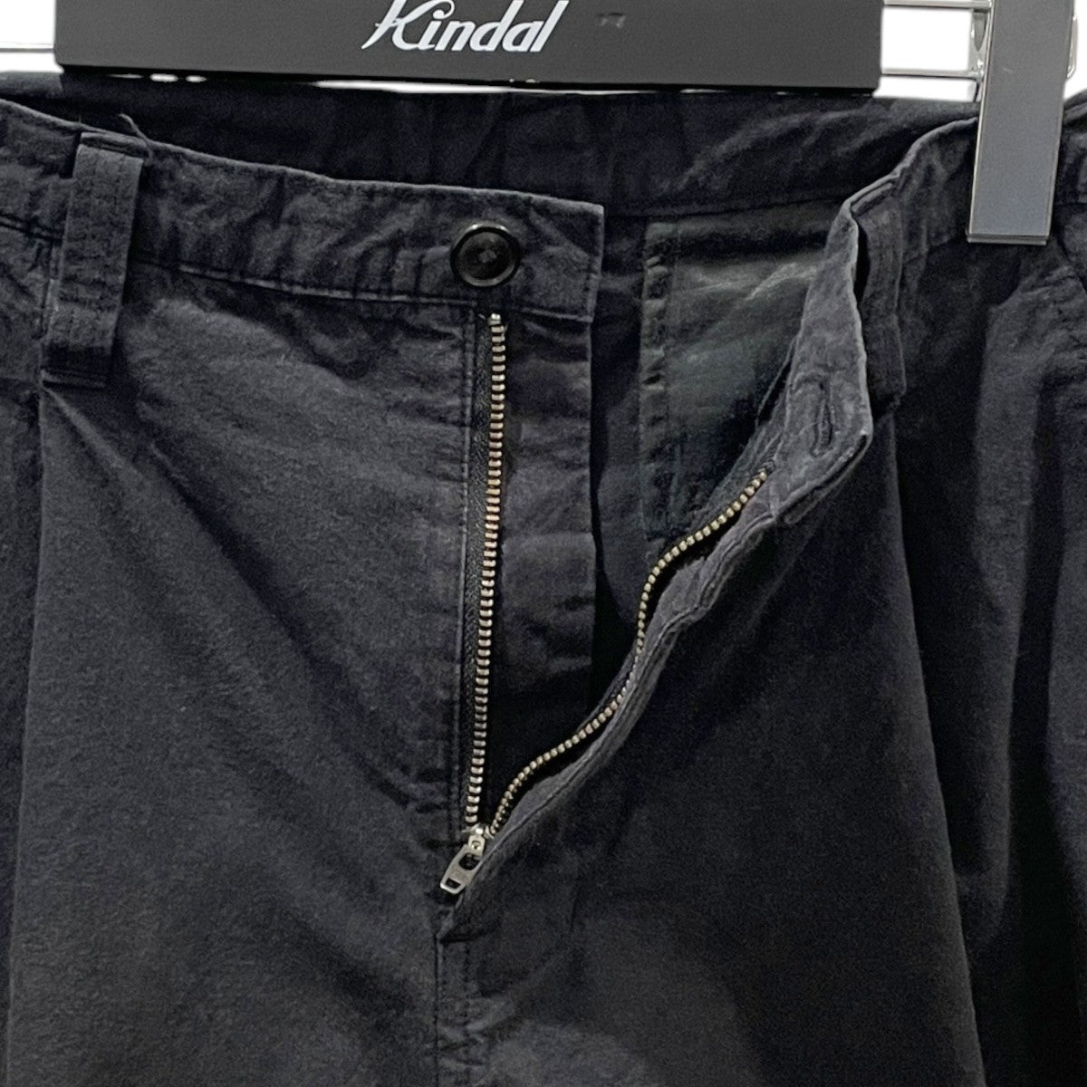 テーパードパンツ