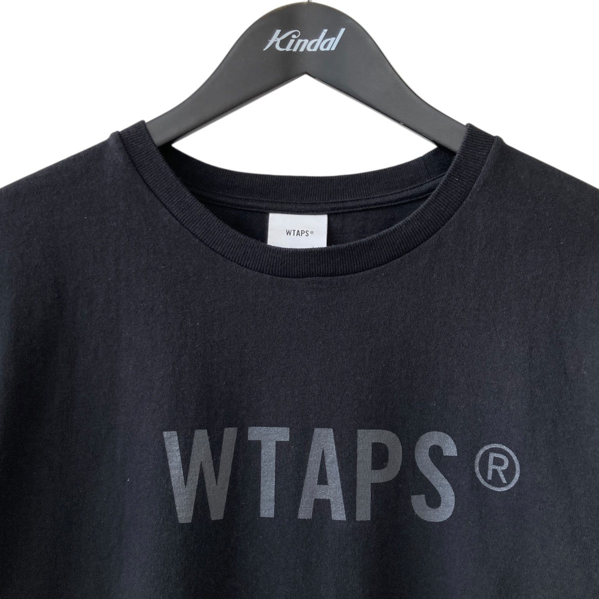SNEAKロゴプリントTシャツ