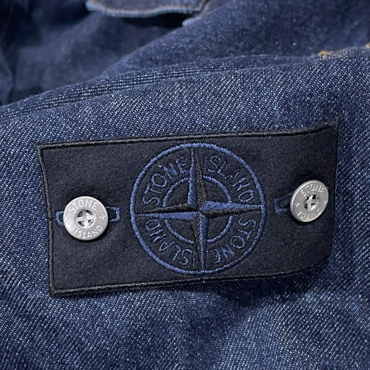 STONE ISLAND 25AW デニムジャケット INDIGO DENIM-RINSED COMFORT FIT OVERSHIRT リンス加工 コンフォートフィット オーバーシャツ L1S141200002S00J7 古着・中古-5枚目のアイテム画像