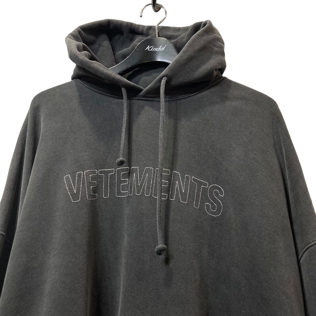 VETEMENTS(ヴェトモン) 23SSロゴ刺繍パーカーUE63HD445B UE63HD445B グレー サイズ  XL｜【公式】カインドオルオンライン ブランド古着・中古通販【kindal】