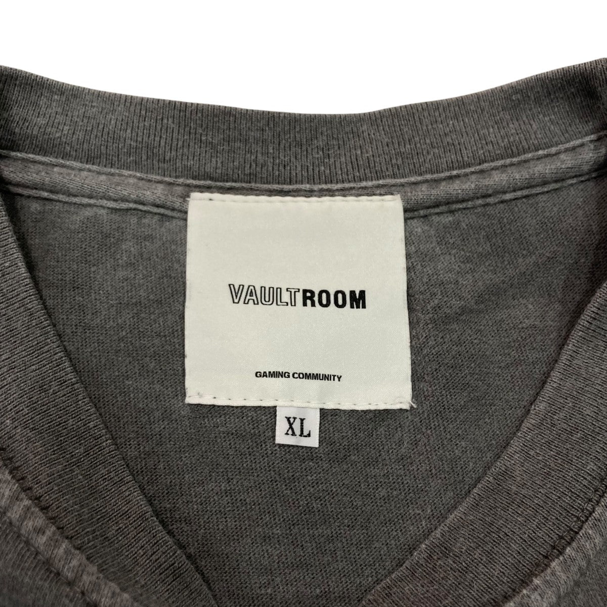 VAULTROOM(ボルトルーム) RETRO LOGO TEEバックプリントTシャツ グレー