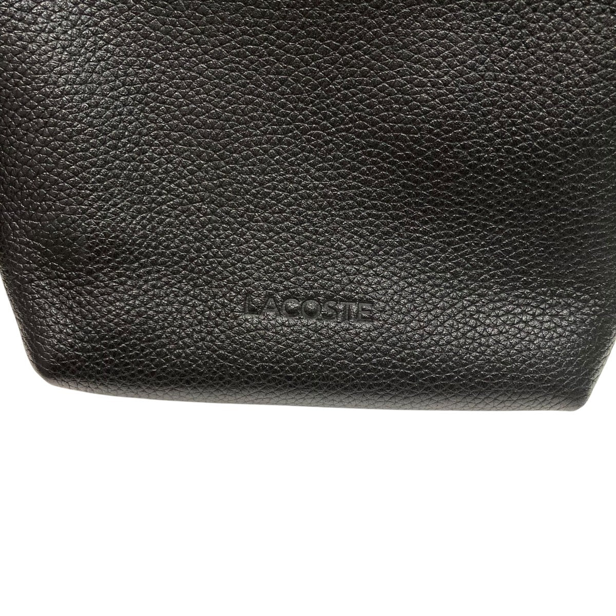 LACOSTE ブラック レザー ショルダーバッグ ラコステ LACOSTE モノグラム レザーフラップクローズサッチェル