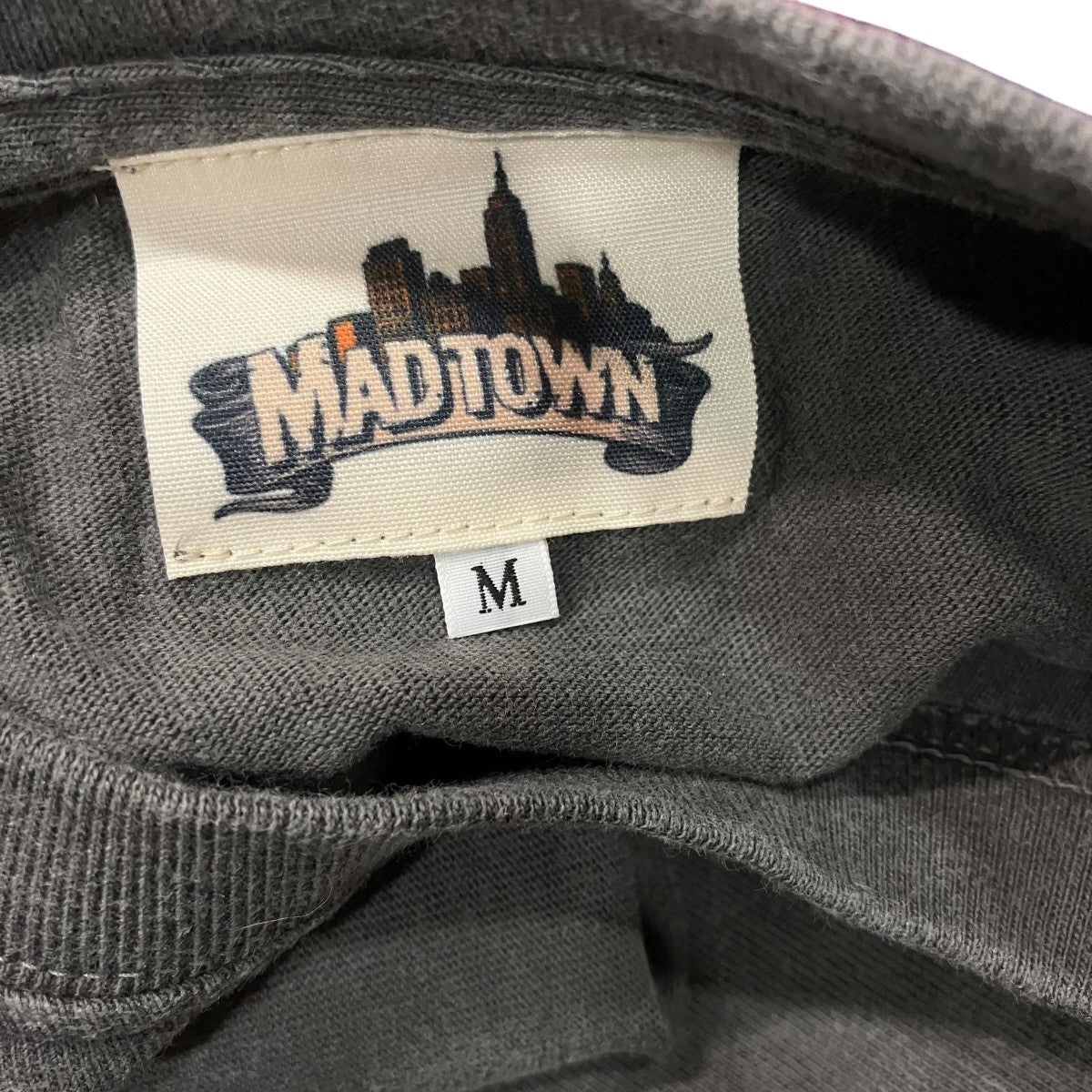 MAD TOWN MIDNIGHT TEEプリントTシャツ