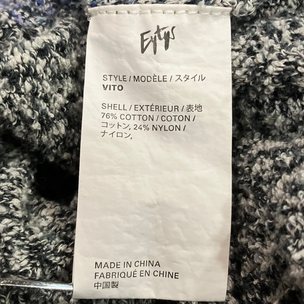 ロゴ刺しゅうニット