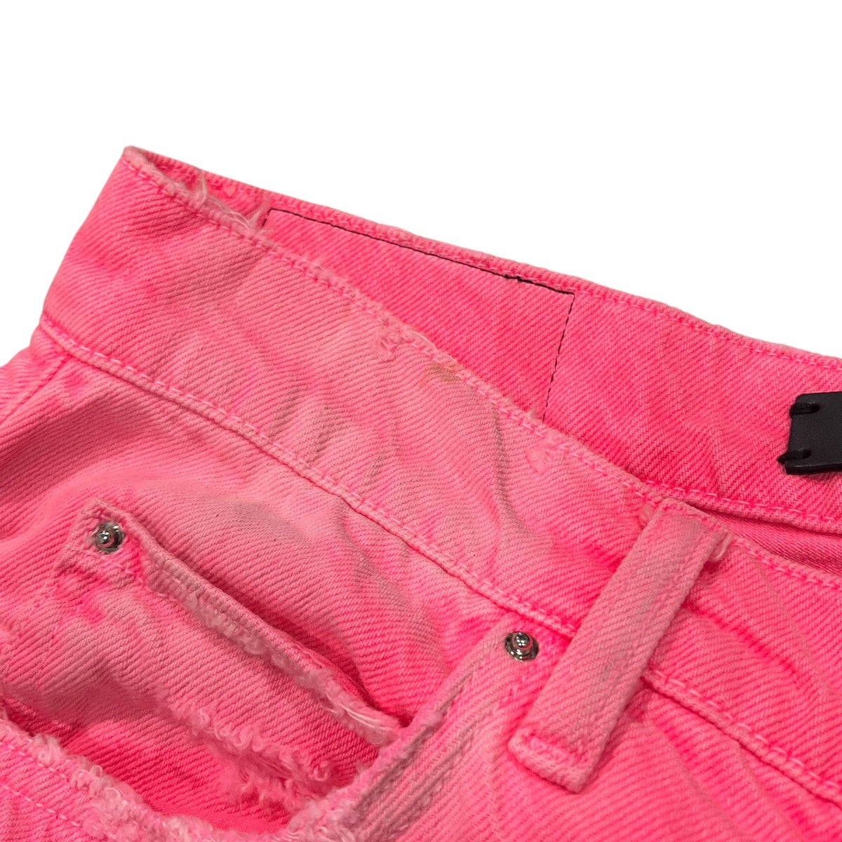 デストロイ加工デニムパンツ
