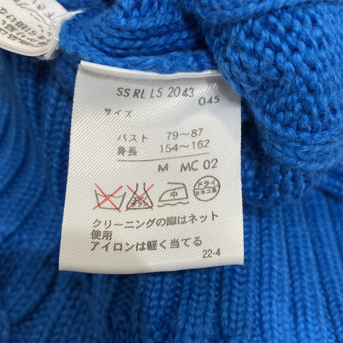 ショルダーボタンケーブルニット