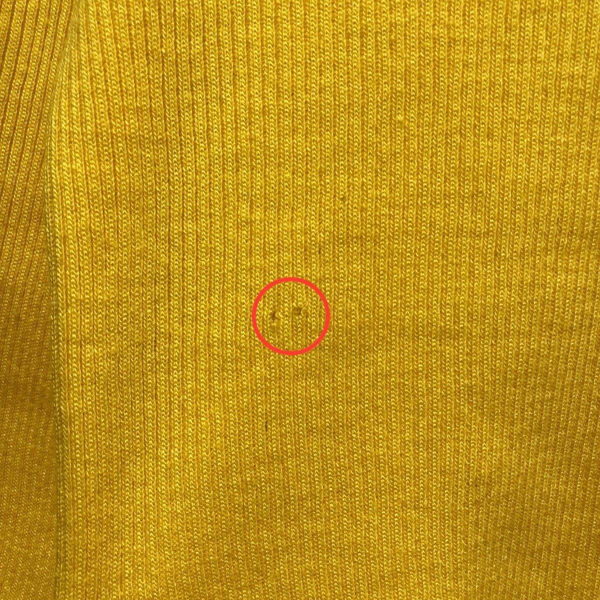 ロゴ刺しゅうニット