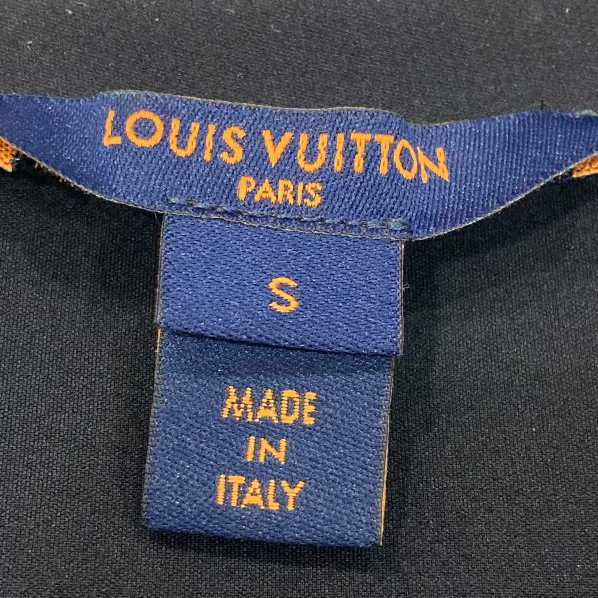 LOUIS VUITTON(ルイヴィトン) エンボスドモノグラムスリーブTシャツ RW222W D97 FNTS44 RW222W D97  FNTS44 ブラック サイズ S｜【公式】カインドオルオンライン ブランド古着・中古通販【kindal】