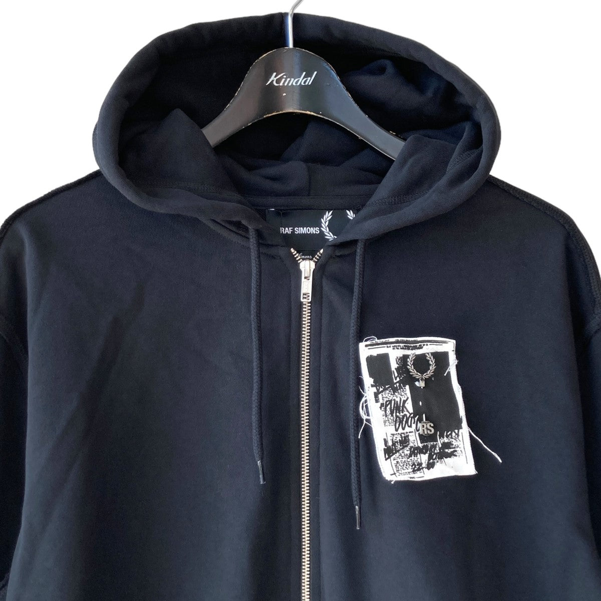 ラフシモンズ×フレッドペリーのPRINTED PATCH ZIP THROUGH HOODED SHIRT ジップアップパーカー sj9045です。 RAF SIMONS×FRED PERRY トップス 古着・中古アイテム