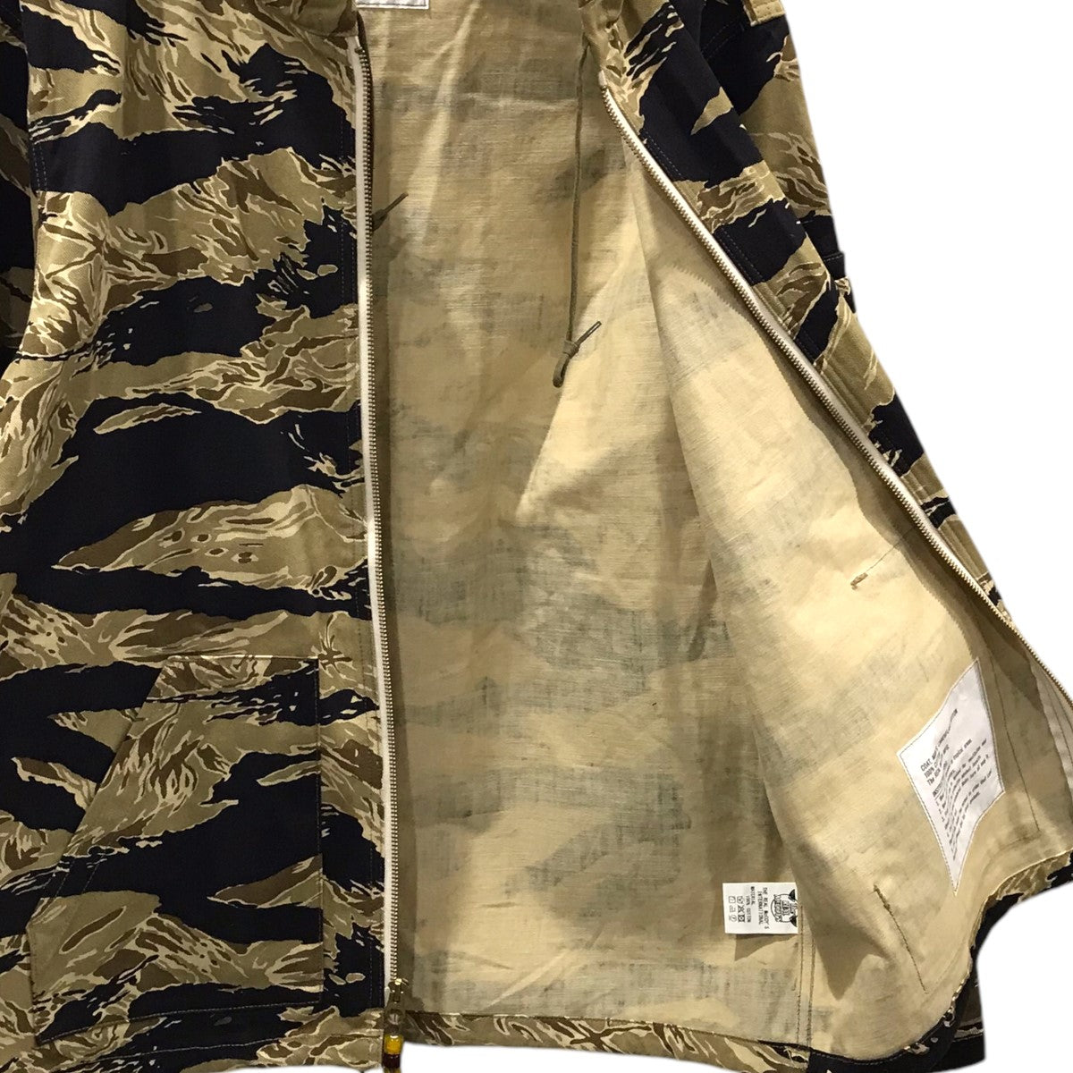 リアルマッコイズのタイガーカモ柄 ジップアップフーデッドジャケット TIGER CAMOUFLAGE PARKA タイガーカモフラージュパーカーです。 THE REAL McCOY’S 古着・中古 アウター アイテム