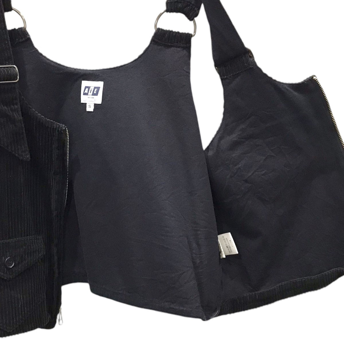 エーアイイーのジップアップコーデュロイベスト DSD VEST 6W COTTON CORDUROYです。 AiE 古着・中古 トップス アイテム