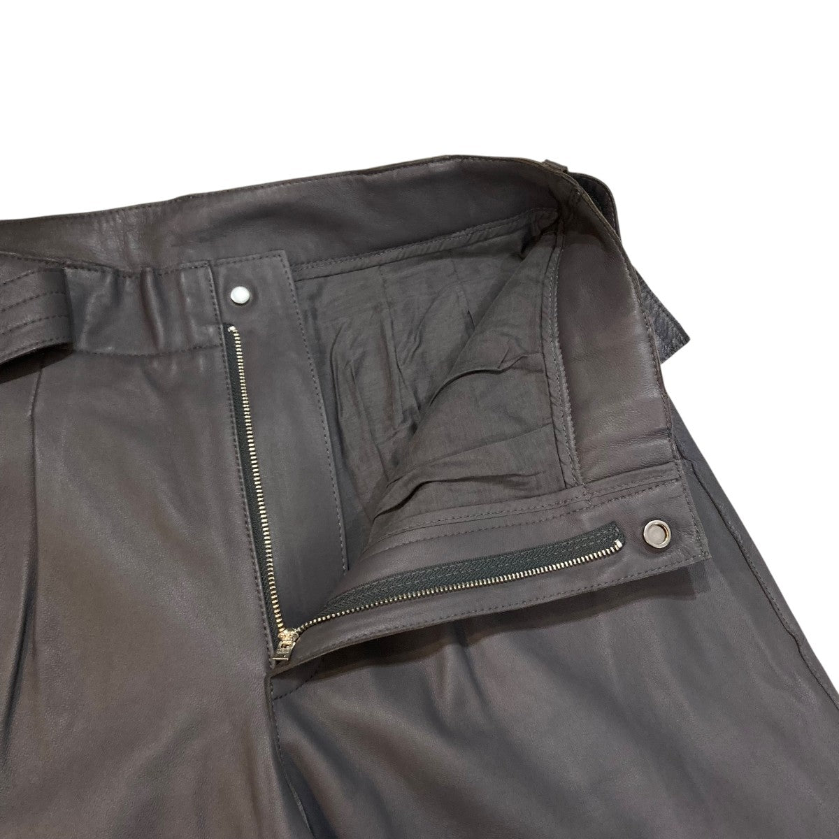 YOKE(ヨーク) 21AWBELTED LEATHER 2TUCK TROUSERSレザーパンツ