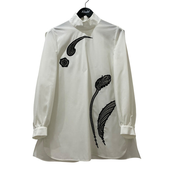 mame kurogouchi(マメクロゴウチ) Floral Embroidery High Neck Blouse