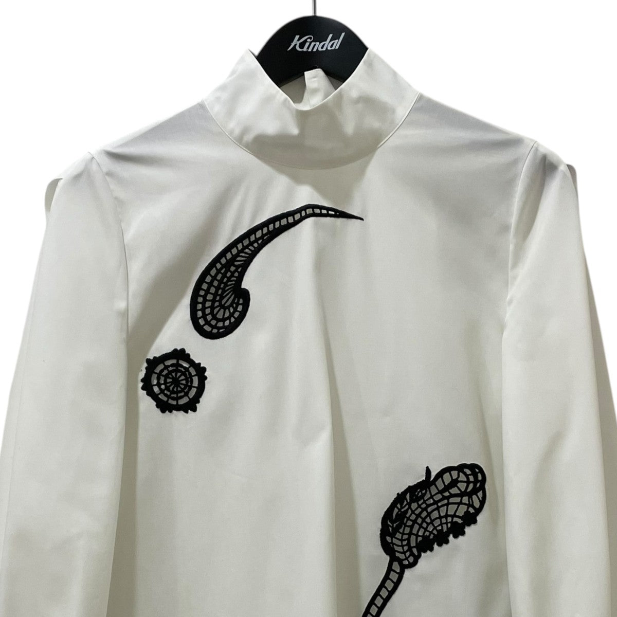mame kurogouchi(マメクロゴウチ) Floral Embroidery High Neck