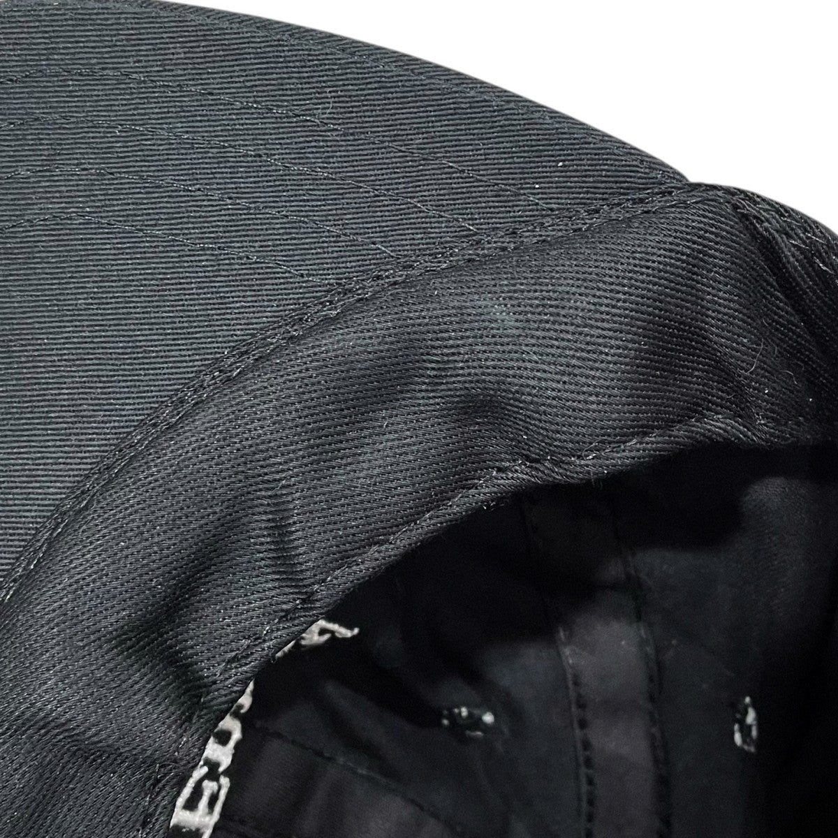 ロゴ刺繍キャップ