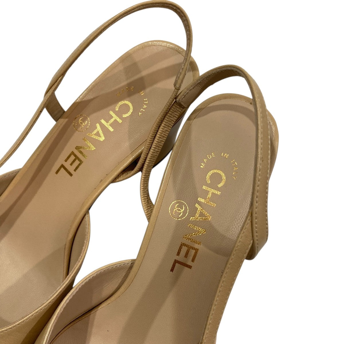 CHANEL スリングバック　クラシックシューズ　パンプス　ヒール シャネルから上品な煌めきを宿したパンプスが新登場！夏スタイルを