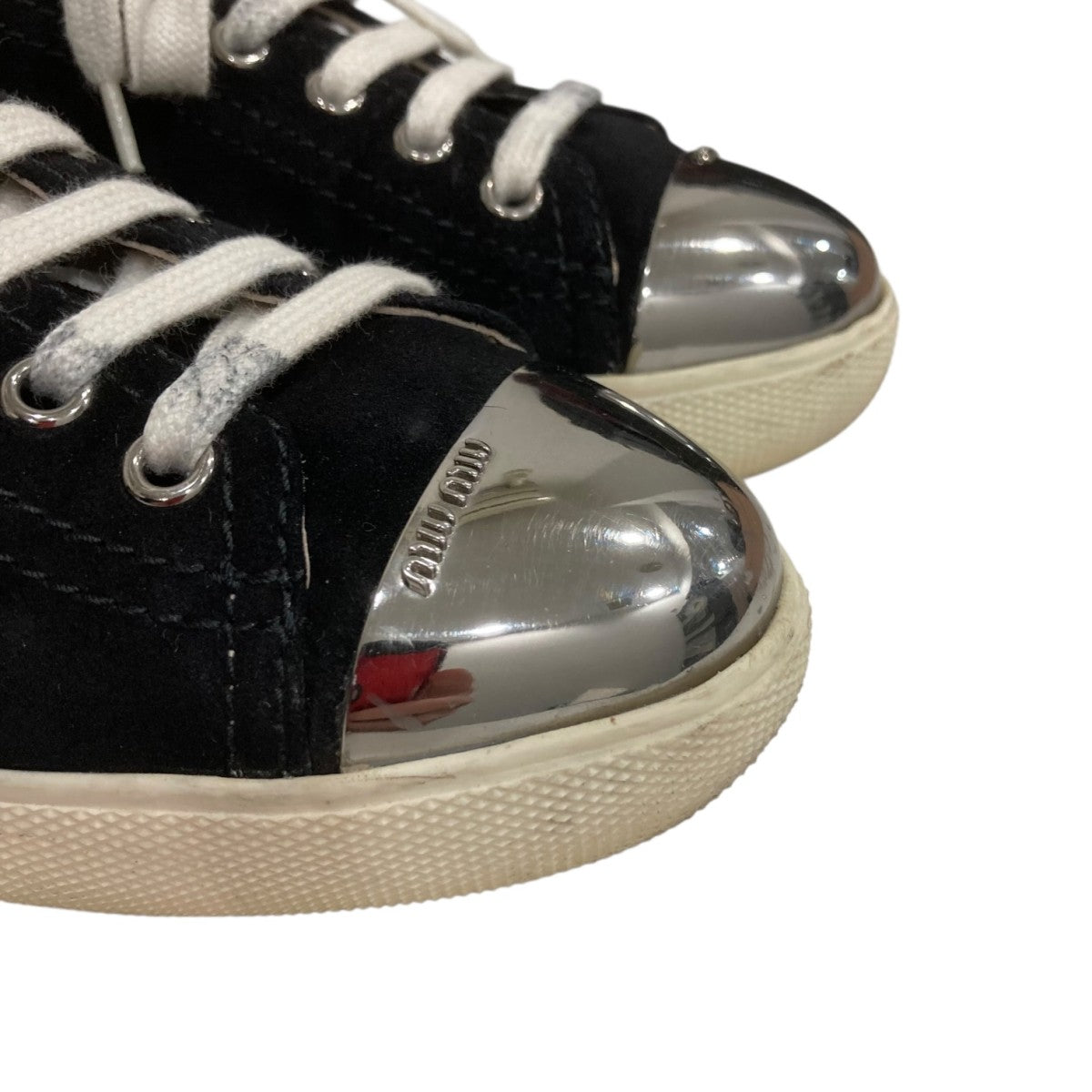 メタリックトゥスニーカー