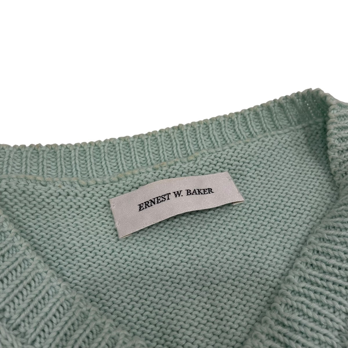 ERNEST W. BAKER バラ刺繍 Vネック ニットベスト ERNEST W．BAKER(アーネスト ダブル ベイカー) エンブレムニットベスト