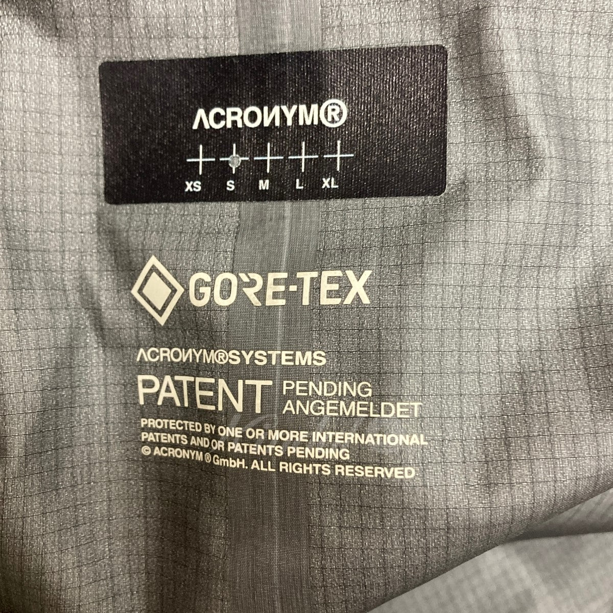 ACRONYM(アクロニウム) 「3L Gore-Tex Pro Interops Jacket」 ナイロンジャケット J1B-GT J1B-GT  ホワイト サイズ S｜【公式】カインドオルオンライン ブランド古着・中古通販【kindal】