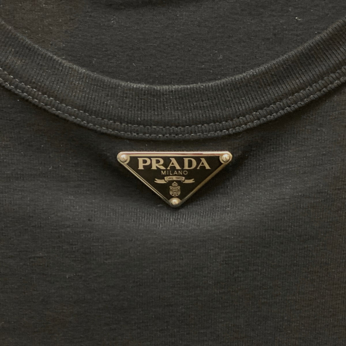 PRADA(プラダ) 三角プレート付TシャツUJN824