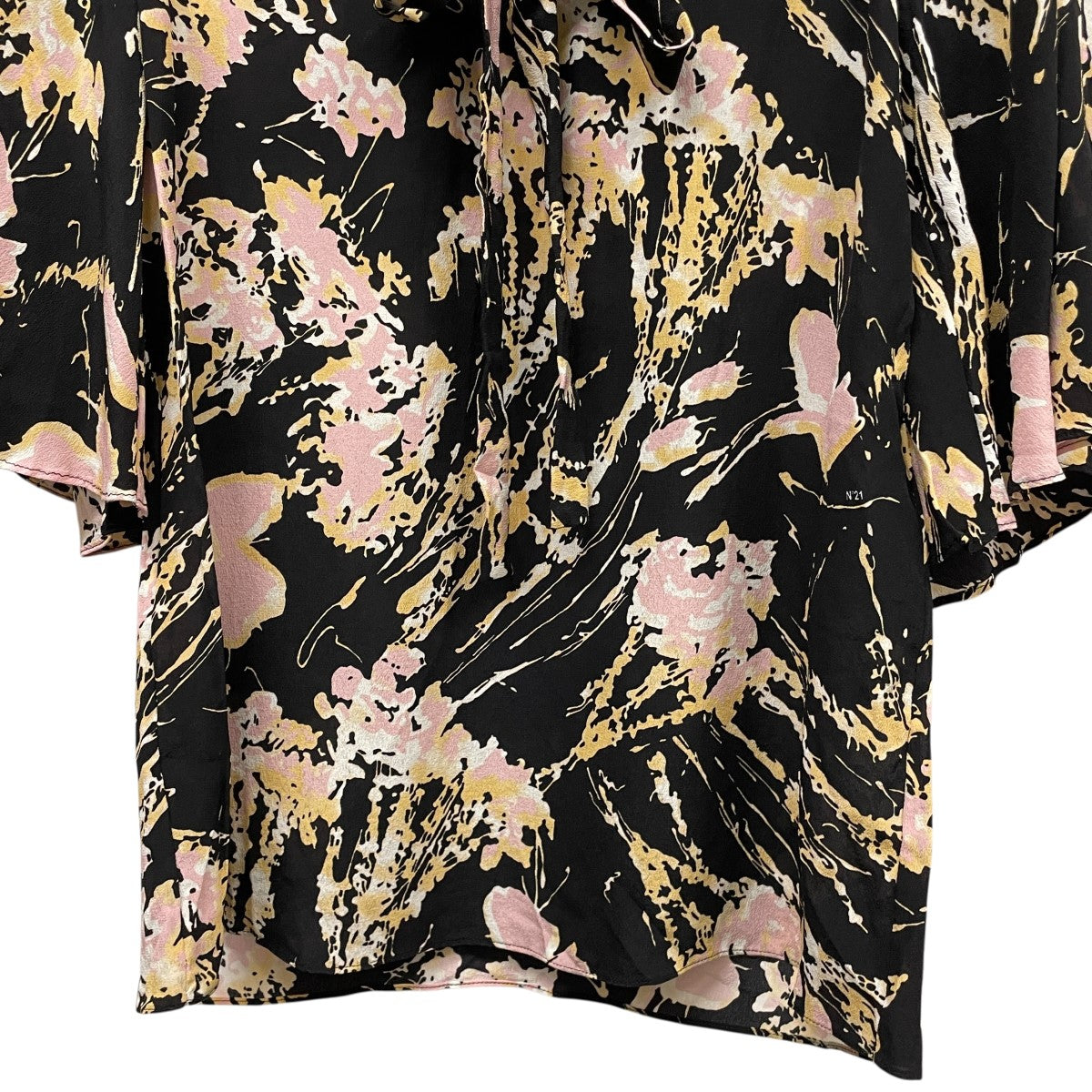 【値下げ】N°21 NUMERO VENTUNO 花柄シルクブラウス 18S-G102-5785 ブラック×ピンク サイズ：36 (中目黒店) N°21 NUMERO VENTUNO(ヌメロヴェントゥーノ) 花柄シルクブラウス