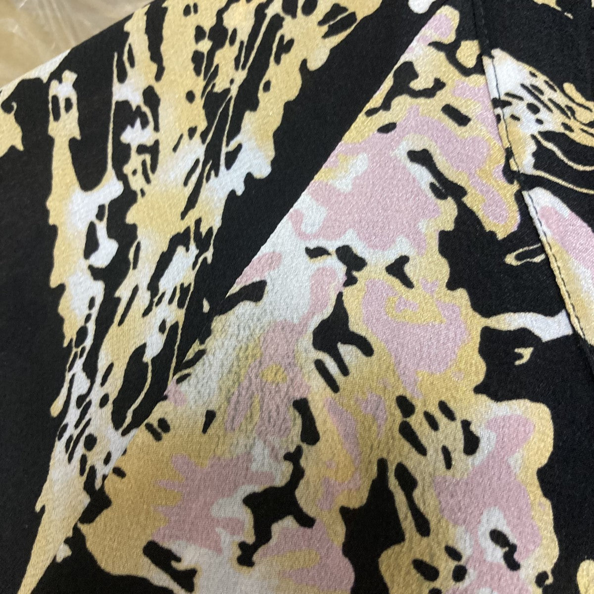 【値下げ】N°21 NUMERO VENTUNO 花柄シルクブラウス 18S-G102-5785 ブラック×ピンク サイズ：36 (中目黒店) N°21 NUMERO VENTUNO(ヌメロヴェントゥーノ) 花柄シルクブラウス