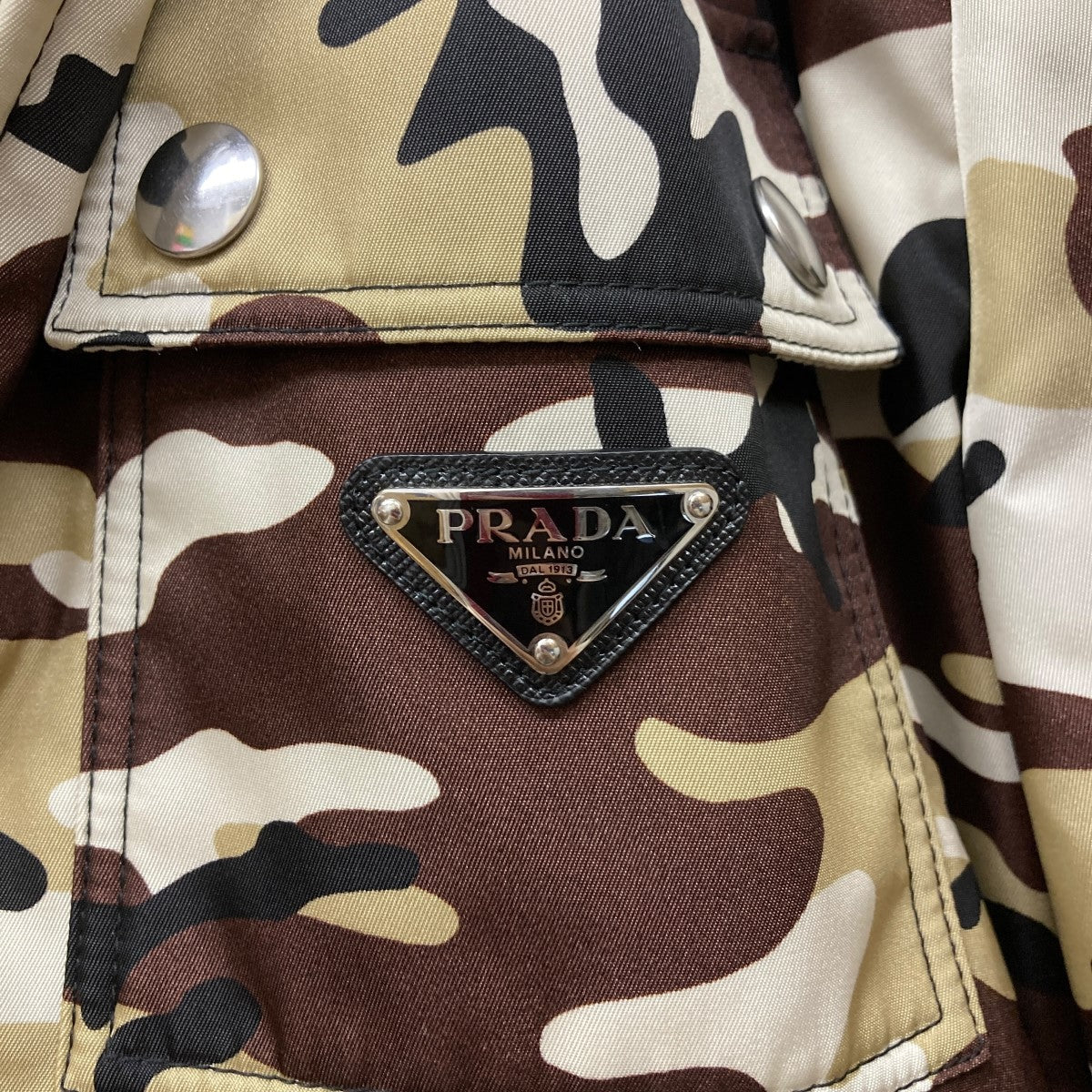 PRADA(プラダ) 三角プレート付カモ柄リナイロンジャケットSGB511 SGB511 ベージュ×ブラウン サイズ  50｜【公式】カインドオルオンライン ブランド古着・中古通販【kindal】