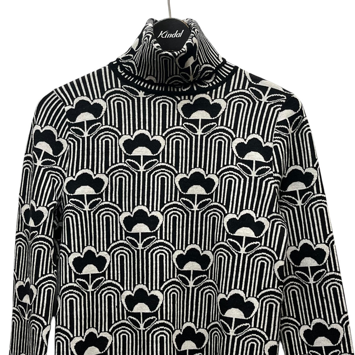プラダのタートルネック総柄ニット P26421です。 PRADA トップス 古着・中古アイテム