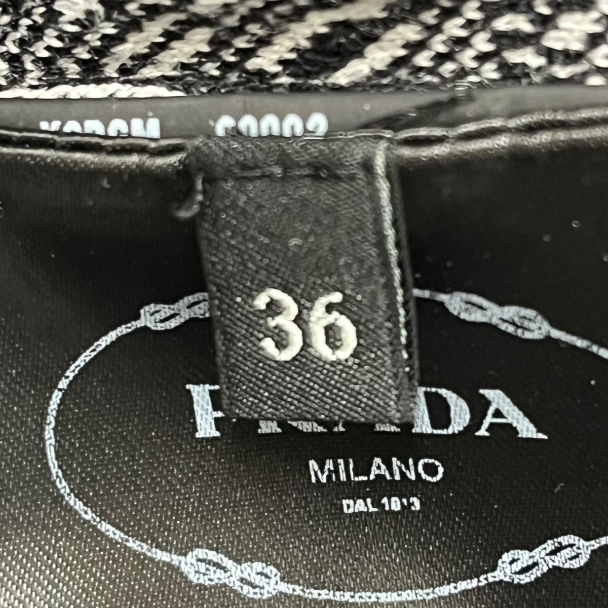 プラダのタートルネック総柄ニット P26421です。 PRADA トップス 古着・中古アイテム