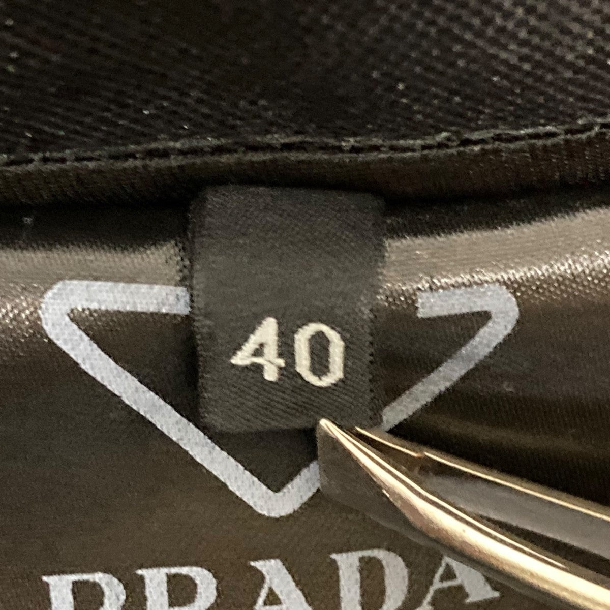 ほぼ未使用　プラダ　ロゴ　三角　トライアングル　スリット　スカート PRADA(プラダ) トライアングルロゴスリットスカート21H940