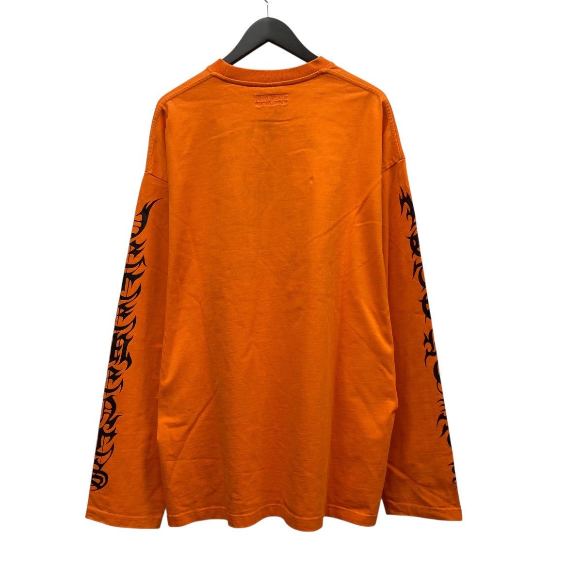 VETEMENTS（ヴェトモン） VETEMENTS(ヴェトモン) GOTHIC LOGO LONG SLEEVEアームデザイン