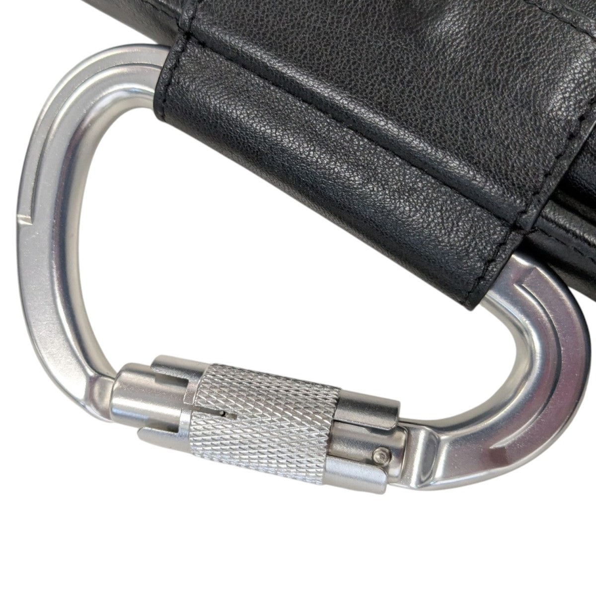 レザーカラビナクラッチバッグ