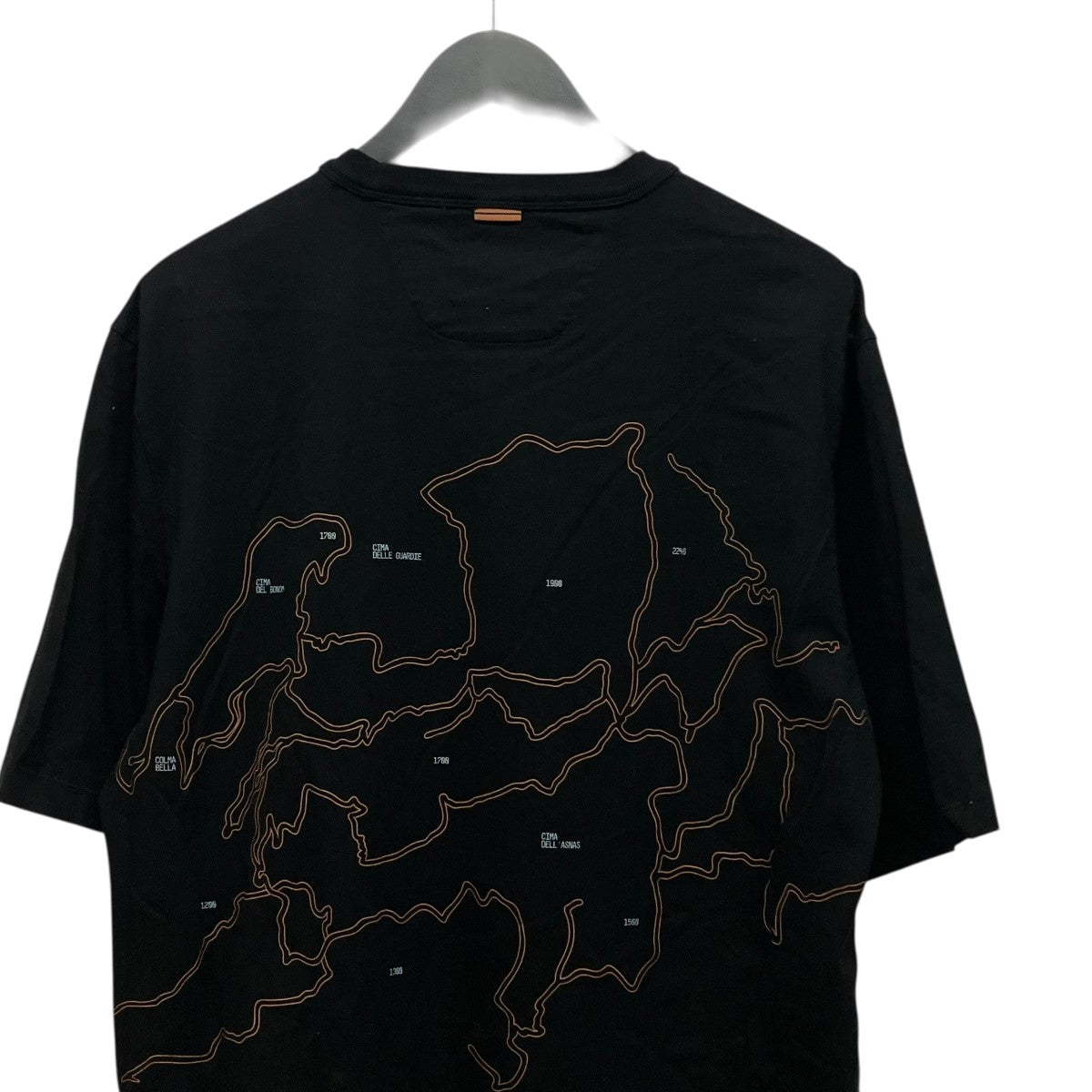 バックグラフィックプリントTシャツ