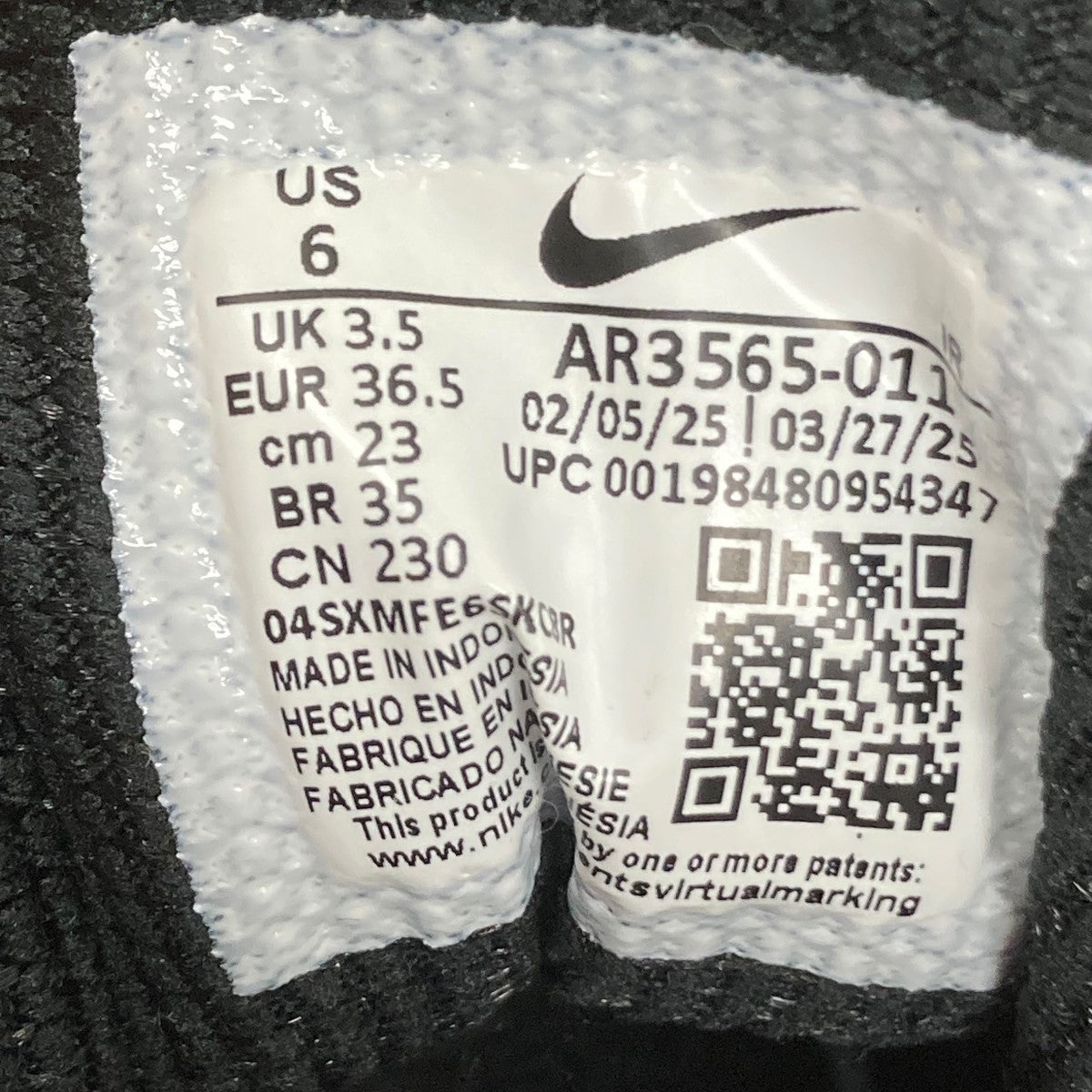 R4 W SHOXスニーカーAR3565-011