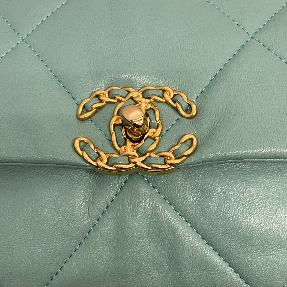 マトラッセラムスキンチェーンショルダーバッグCHANEL 19