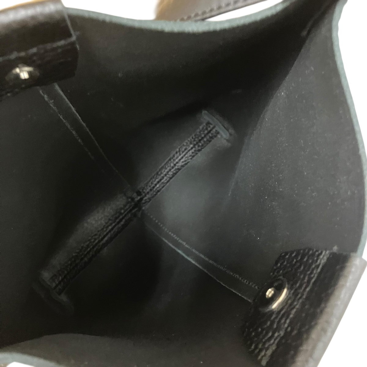 本日週末価格！！美品！エンダースキーマ　ぬめ皮レザーショルダーバッグ Hender Scheme(エンダースキーマ) レザーショルダーバッグ ブラック