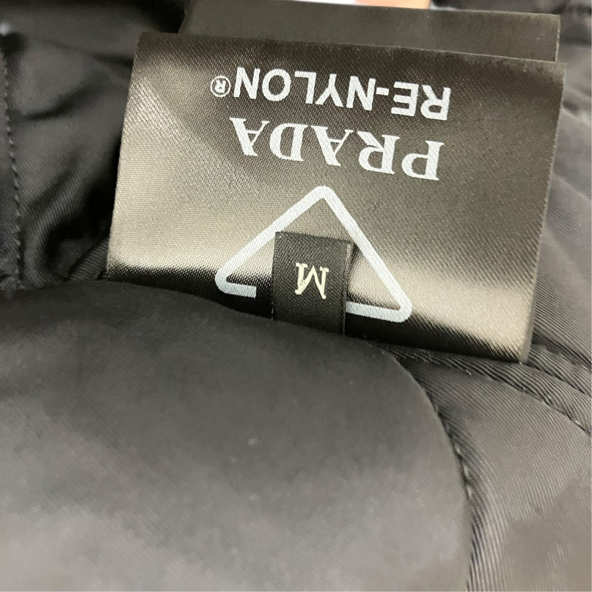 PRADA 三角プレートベルトポーチ付中綿ボンバージャケットSGX093 古着・中古-6枚目のアイテム画像
