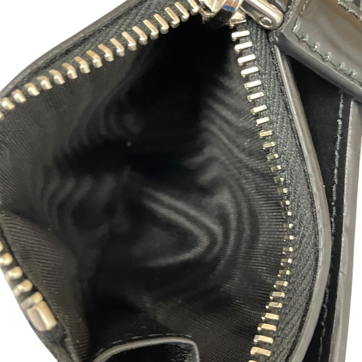 ロゴブラッシュドレザー二つ折り財布