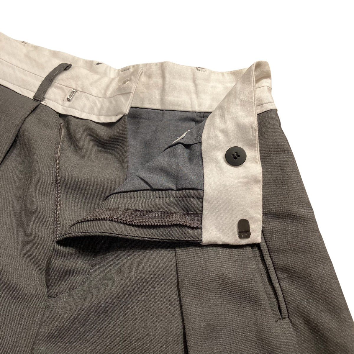 Asymmetric Front Trousersスラックス124341001