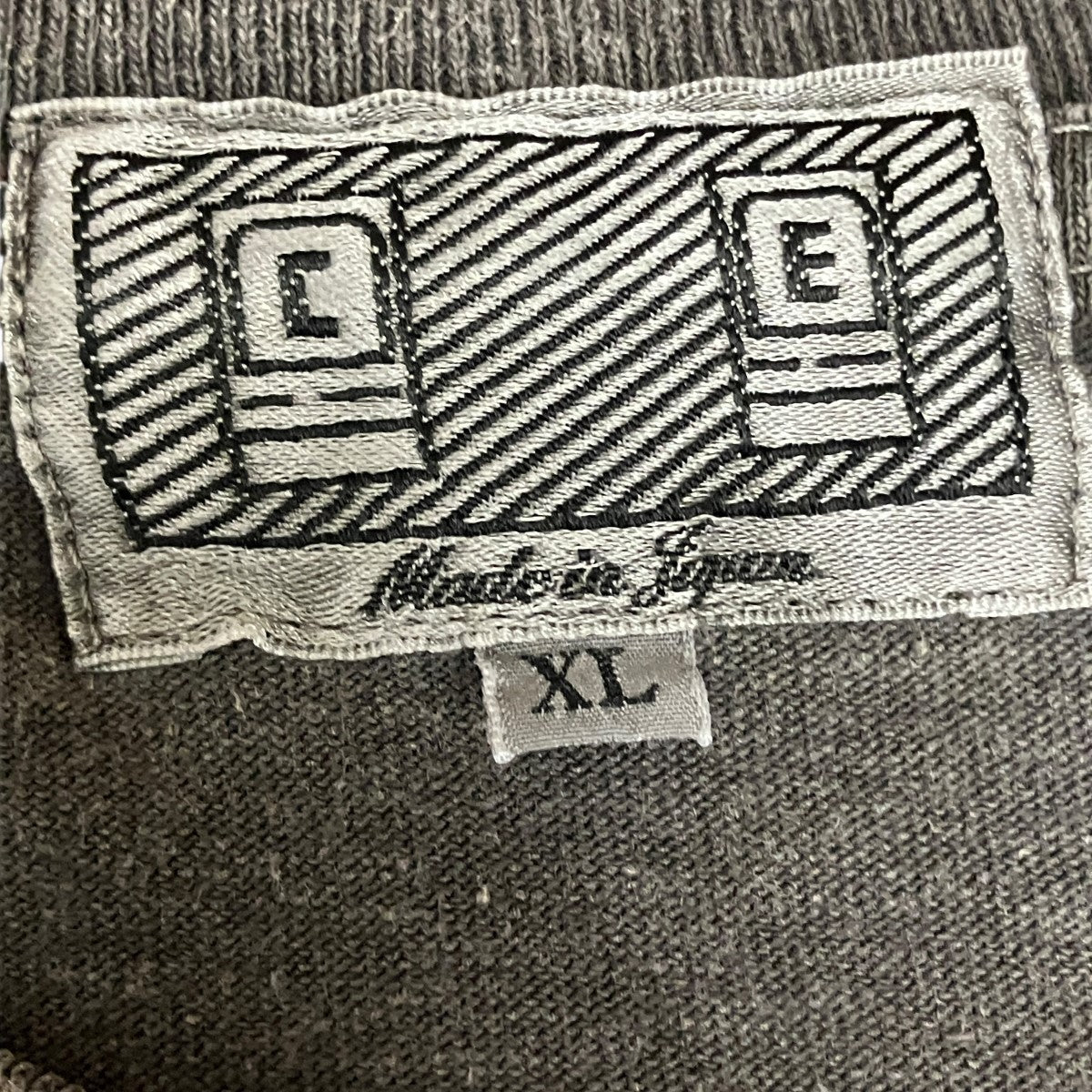 ロゴ刺しゅうTシャツ