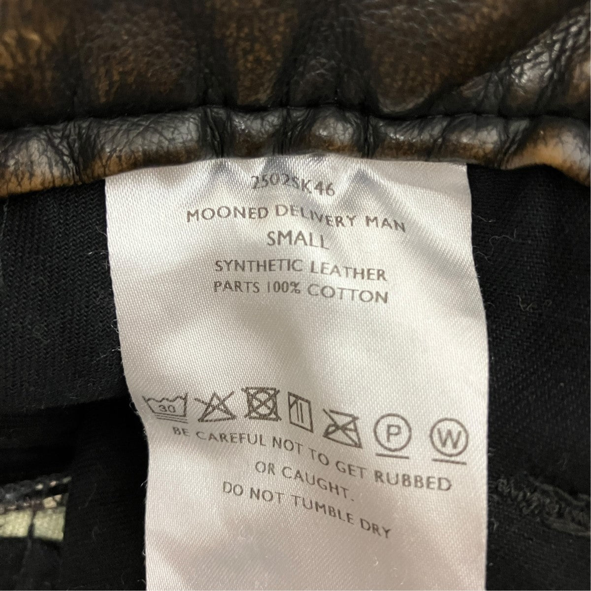 25AWMOONED DELIVERY MANシンセティックレザーカーゴパンツ2502SK46